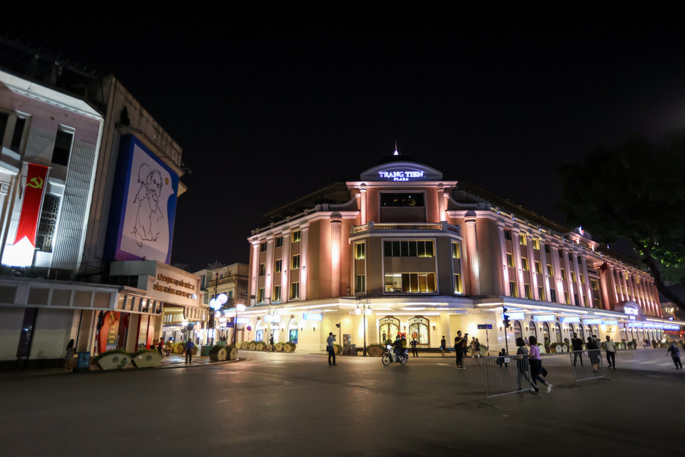 Quận Hoàn Kiếm cũng tiếp tục tuyên truyền để người dân nắm rõ các biện pháp phòng, chống dịch và phối hợp thực hiện, tránh tâm lý lơ là, chủ quan; yêu cầu người dân thực hiện nghiêm túc thông điệp 5K của Bộ Y tế. (Ảnh: Minh Sơn/Vietnam+)