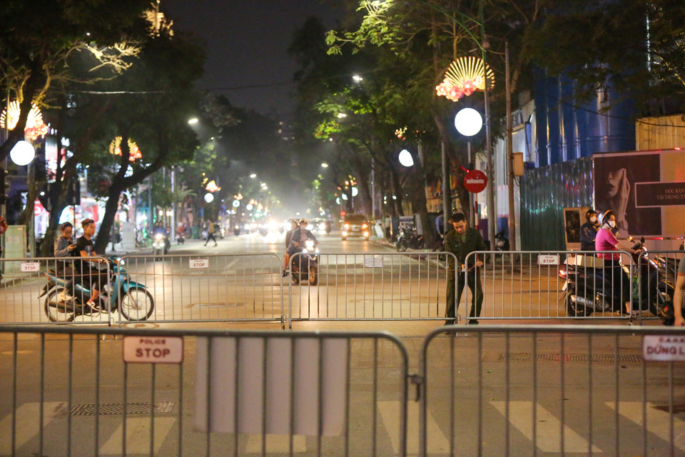 Đúng 19 giờ tối, các hàng rào đã được mang ra để sẵn sàng đón người dân Thủ đô tham gia phố đi bộ. (Ảnh: Minh Sơn/Vietnam+)