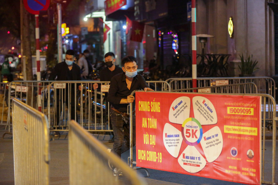 Tối 12/3, phố đi bộ Hồ Gươm đã chính thức mở cửa trở lại. (Ảnh: Minh Sơn/Vietnam+) 