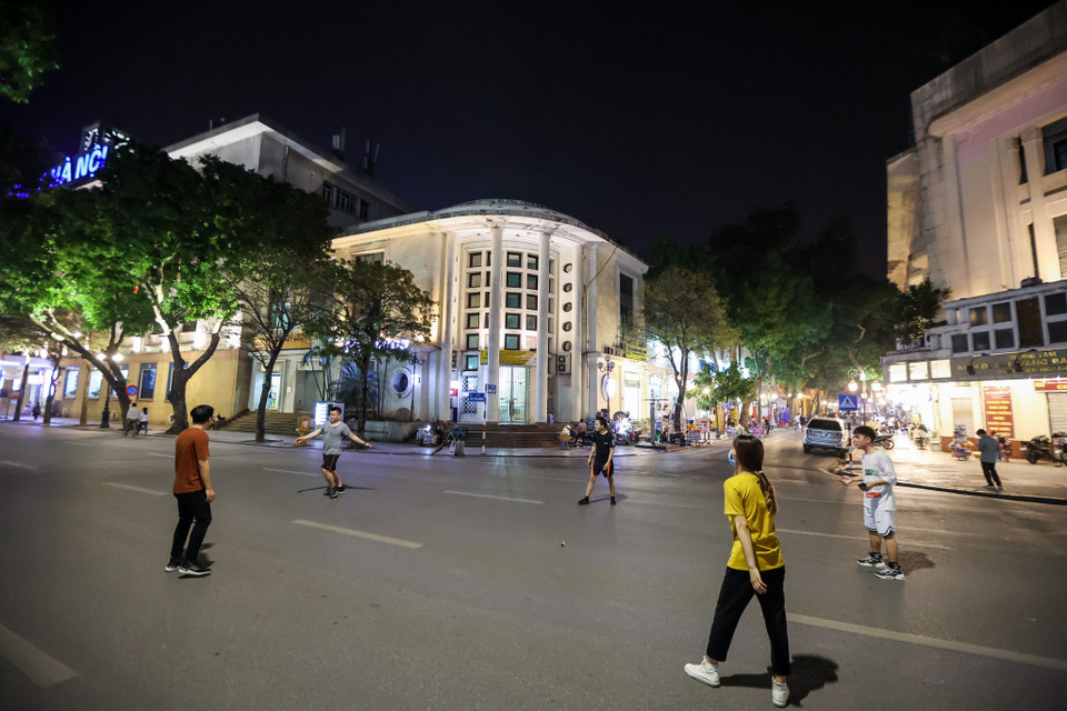 Như vậy sau hơn 1 tháng đóng cửa, phố đi bộ Hồ Gươm đã chính thức trở lại. (Ảnh: Minh Sơn/Vietnam+)