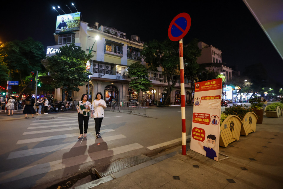 Tuy nhiên, vẫn còn nhiều người dân tỏ ra thờ ơ với việc đeo khẩu trang. (Ảnh: Minh Sơn/Vietnam+)