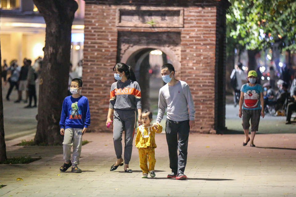 Đa số người dân thực hiện nghiêm túc việc đeo khẩu trang phòng dịch. (Ảnh: Minh Sơn/Vietnam+)