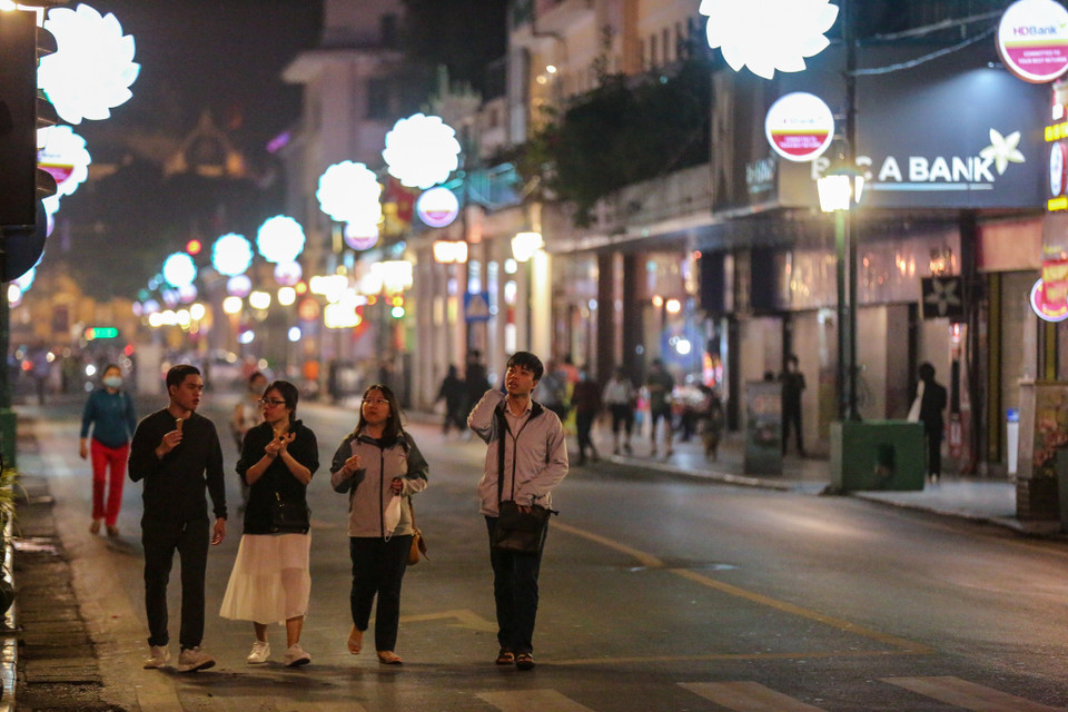 Người dân muốn tham gia phố đi bộ phải thực hiện nghiêm túc công tác phòng dịch COVID-19 như đeo khẩu trang, đứng giãn cách. (Ảnh: Minh Sơn/Vietnam+)