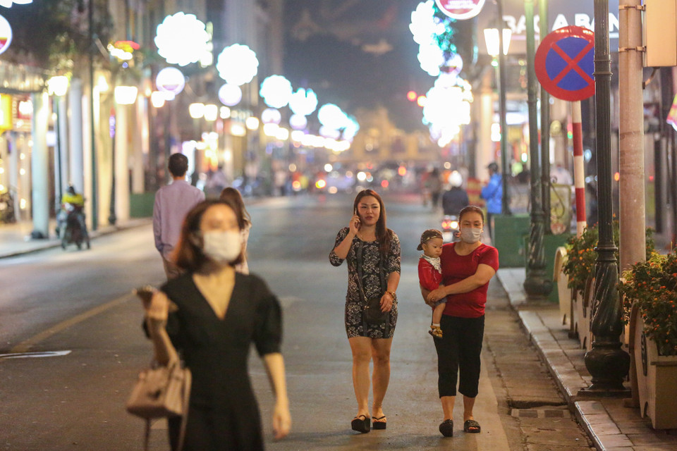 Thành phố Hà Nội cũng chỉ đạo các lực lượng chức năng đảm bảo yêu cầu về an ninh trật tự, trật tự an toàn giao thông, trật tự đô thị tại các không gian đi bộ. (Ảnh: Minh Sơn/Vietnam+)