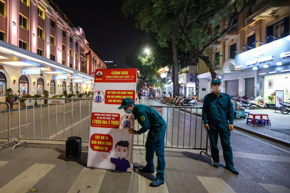 Cụ thể, không gian đi bộ khu vực hồ Hoàn Kiếm và phụ cận duy trì hoạt động từ 19 giờ thứ Sáu đến 24 giờ Chủ Nhật. (Ảnh: Minh Sơn/Vietnam+)