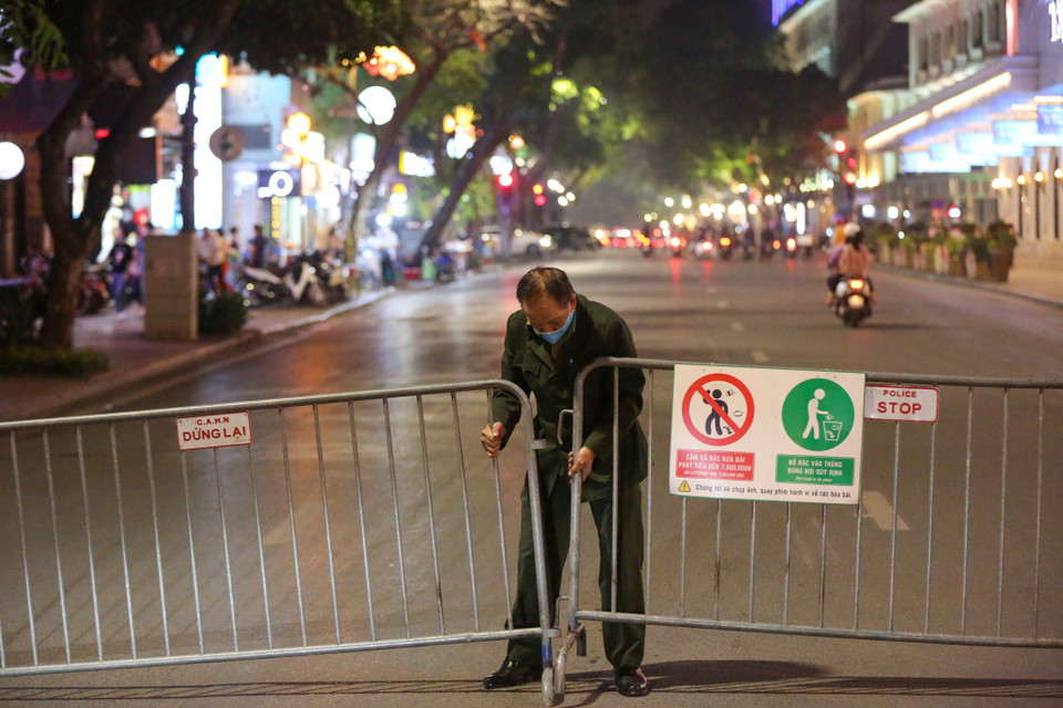 Trước đó, Uỷ ban Nhân dân thành phố Hà Nội đã cho phép mở cửa trở lại phố đi bộ Hồ Gươm từ ngày 12/3 với yêu cầu thực hiện nghiêm phòng, chống dịch COVID-19 và siết chặt kiểm tra các vi phạm. (Ảnh: Minh Sơn/Vietnam+)