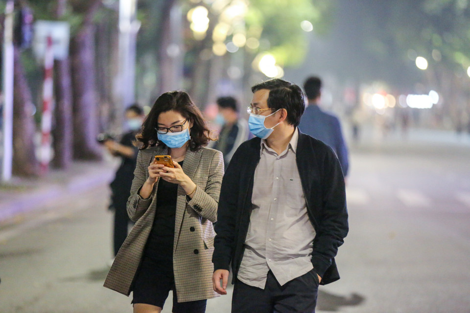 Ghi nhận thời điểm 19 giờ 30, rất đông người dân Thủ đô đã đổ về đây. (Ảnh: Minh Sơn/Vietnam+)