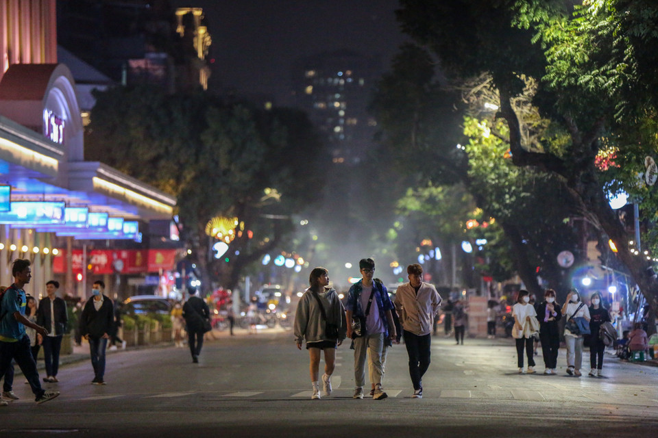 Các lực lượng chức năng của thành phố, quận Hoàn Kiếm và các phường trên địa bàn thường xuyên kiểm tra, xử lý nghiêm các hành vi vi phạm, đảm bảo yêu cầu phòng, chống dịch COVID-19 theo đúng các quy định của Chính phủ và Ủy ban nhân dân thành phố Hà Nội. (Ảnh: Minh Sơn/Vietnam+)