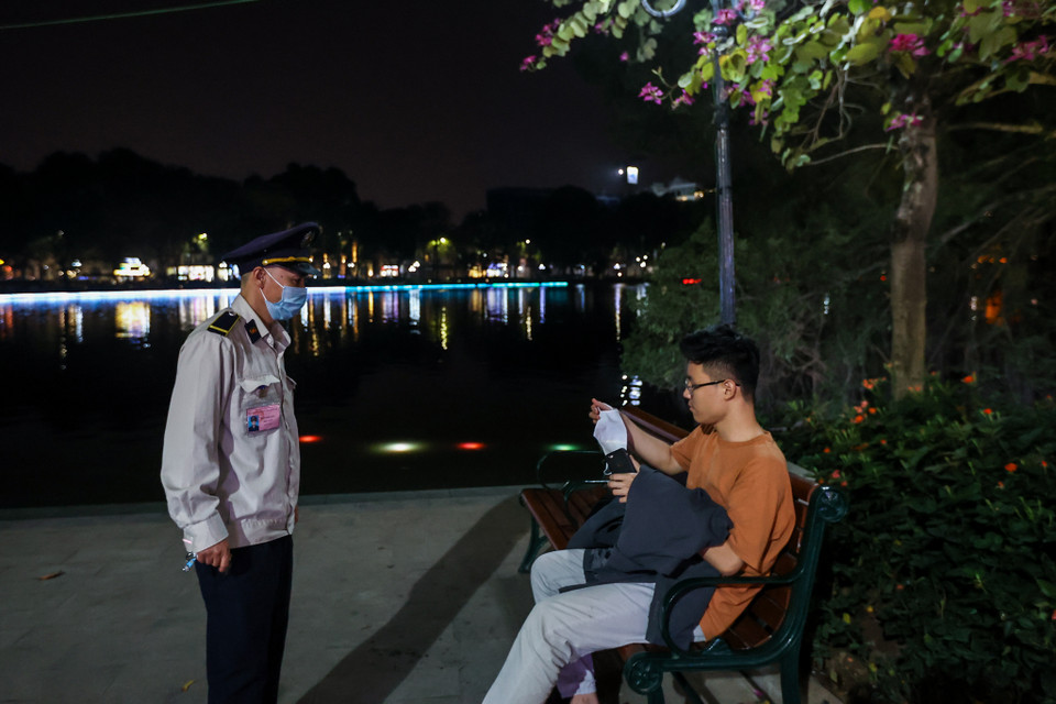 Lực lượng chức năng đã tổ chức nhắc nhở nhiều lần và mời người dân ra khỏi khu vực phố đi bộ khi không đeo khẩu trang. (Ảnh: Minh Sơn/Vietnam+)