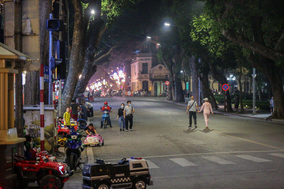 Cùng với đó, Tuyến phố Hàng Đào-Hàng Giấy-chợ đêm Đồng Xuân, 6 tuyến phố đi bộ mở rộng trong khu vực bảo tồn cấp I-khu Phố cổ Hà Nội, các tuyến phố đi bộ mở rộng kết nối phía Nam khu phố cổ với khu vực hồ Hoàn Kiếm duy trì hoạt động vào 3 tối cuối tuần thứ Sáu, thứ Bảy và Chủ Nhật. (Ảnh: Minh Sơn/Vietnam+)