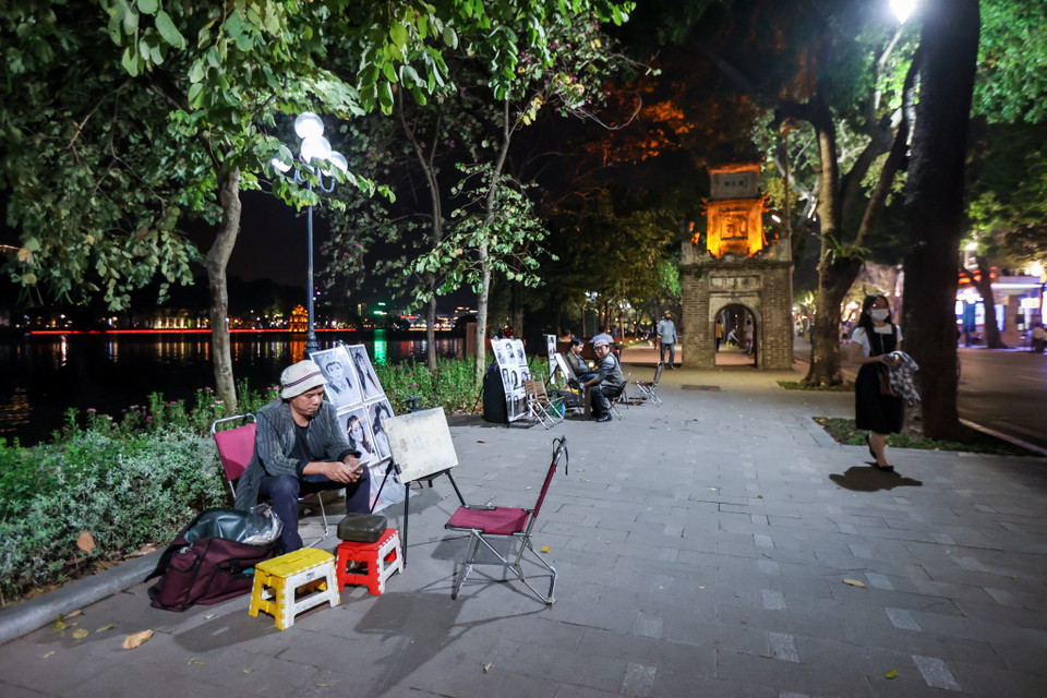 Nhiều hàng rong vỉa hè đã trở lại để phục vụ du khách. (Ảnh: Minh Sơn/Vietnam+)