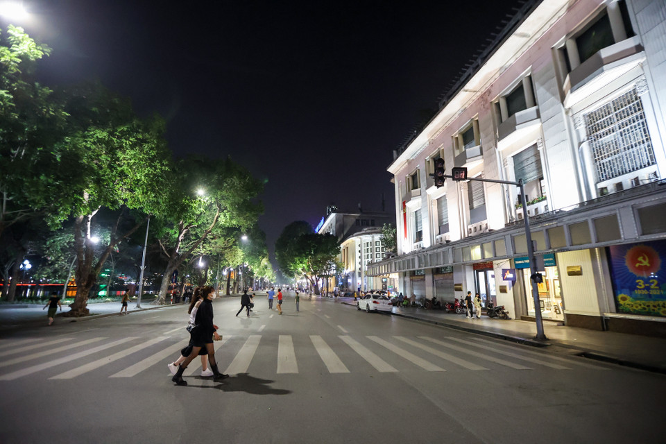 Trước đó, Uỷ ban Nhân dân thành phố Hà Nội đồng ý với đề xuất của Uỷ ban Nhân dân quận Hoàn Kiếm về việc tạm dừng hoạt động phố đi bộ, từ ngày 5/2/2021 vì diễn biến phức tạp của dịch COVID-19. (Ảnh: Minh Sơn/Vietnam+)