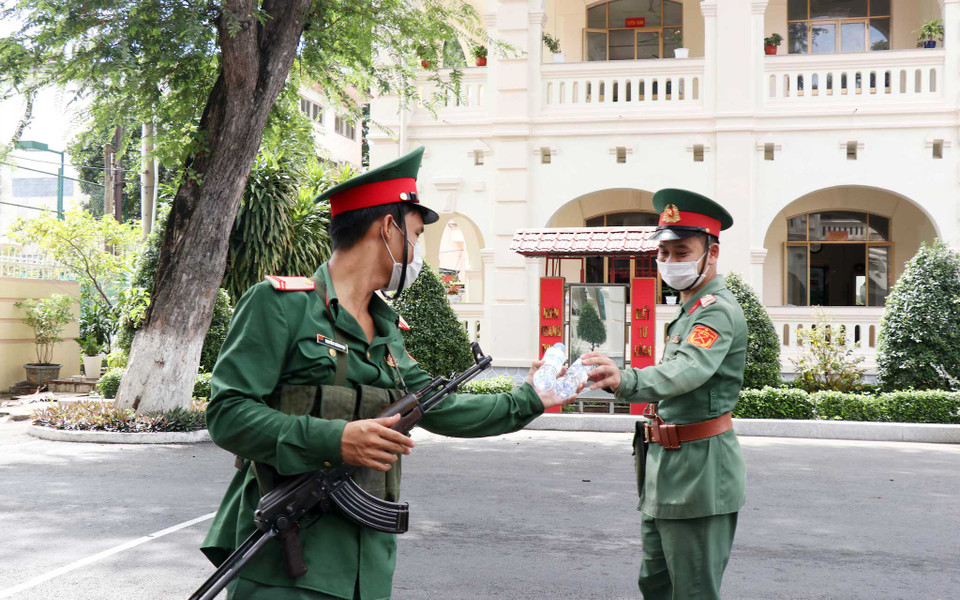 Các sản phẩm thiết yếu mang thương hiệu TH gửi tặng người dân thành phố và lực lực chống dịch bao gồm sữa tươi sạch, nước uống sữa trái cây tự nhiên TH true JUICE milk, nước trái cây tự nhiên TH true JUICE, nước tinh khiết TH true WATER. (Ảnh: PV/Vietnam+)