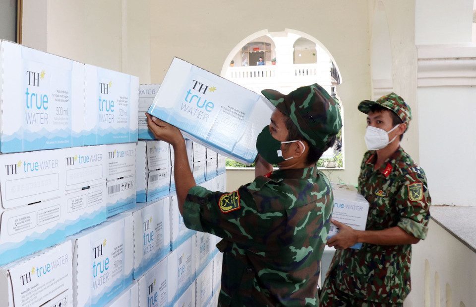 Bộ Tư lệnh đã huy động 9 xe cùng 10 chiến sỹ tham gia bốc xếp, tiếp nhận sản phẩm đầy ý nghĩa này. (Ảnh: PV/Vietnam+)