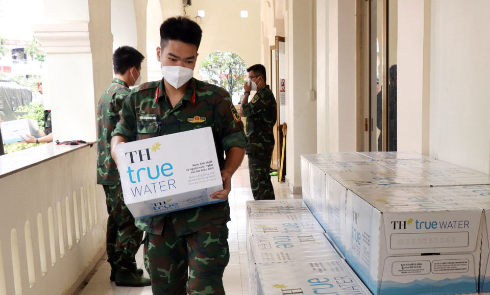 Do số lượng sản phẩm trao tặng tương đối lớn, Ủy ban Mặt trận Tổ quốc Việt Nam Thành phố Hồ Chí Minh đã phân phối sản phẩm tới nhiều đơn vị, gồm: Bộ Tư lệnh Thành phố Hồ Chí Minh, Công an Thành phố, Hội Liên hiệp Phụ nữ Thành phố, lực lượng tình nguyện viên và Trung tâm An sinh 22 quận huyện và thành phố Thủ Đức. (Ảnh: PV/Vietnam+)