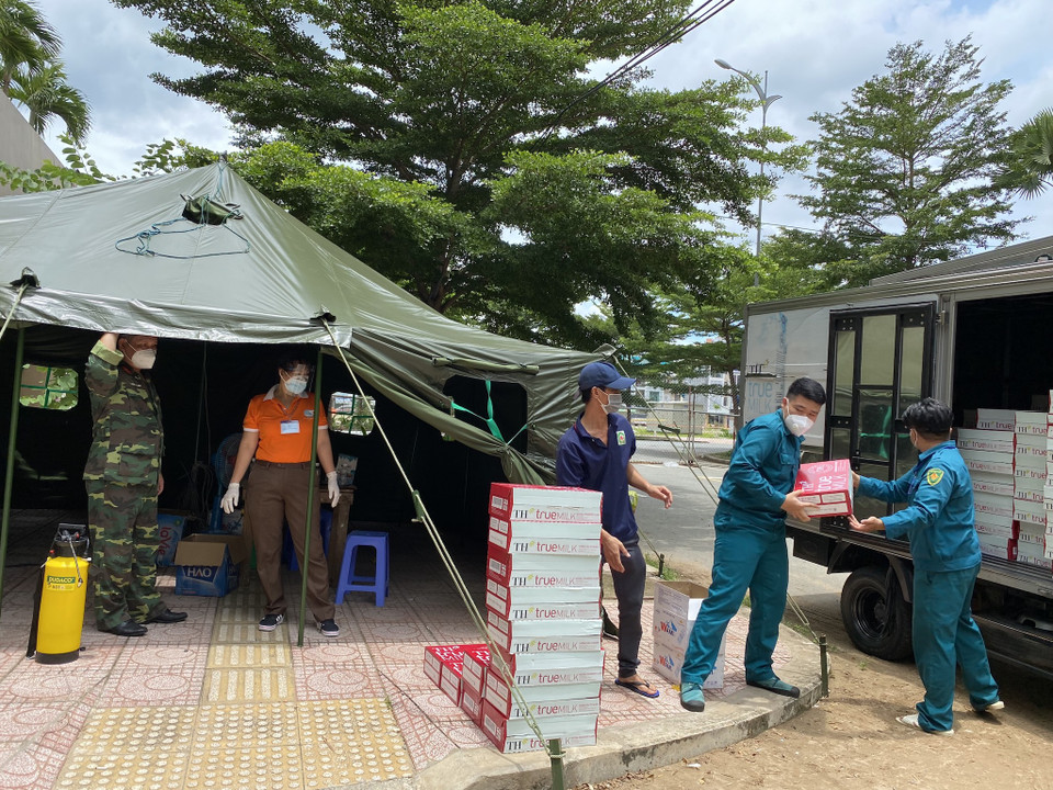 Sản phẩm được chuyển về kho của Bộ Tư lệnh sau đó sẽ tiếp tục được phân phối tới tiếp sức cho các chiến sỹ tại các chốt kiểm soát dịch và tới các đội công tác đặc biệt của Bộ Tư lệnh Thành phố Hồ Chí Minh. (Ảnh: PV/Vietnam+)
