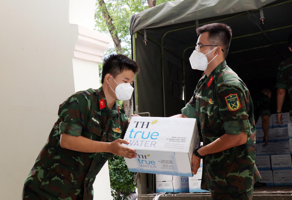Ngày 5/9, Tập đoàn TH thông qua Ủy ban Mặt trận Tổ quốc Việt Nam tại Thành phố Hồ Chí Minh, đã tặng Bộ Tư lệnh thành phố 312 ngàn ly nước tinh khiết TH true WATER. (Ảnh: PV/Vietnam+)