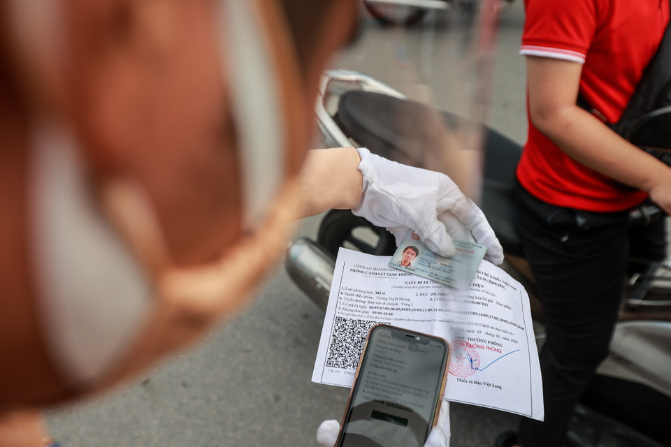 Ghi nhận trong sáng 8/9, rất nhiều người dân đã có mẫu giấy đi đường mới để tham gia giao thông. (Ảnh: Minh Sơn/Vietnam+)