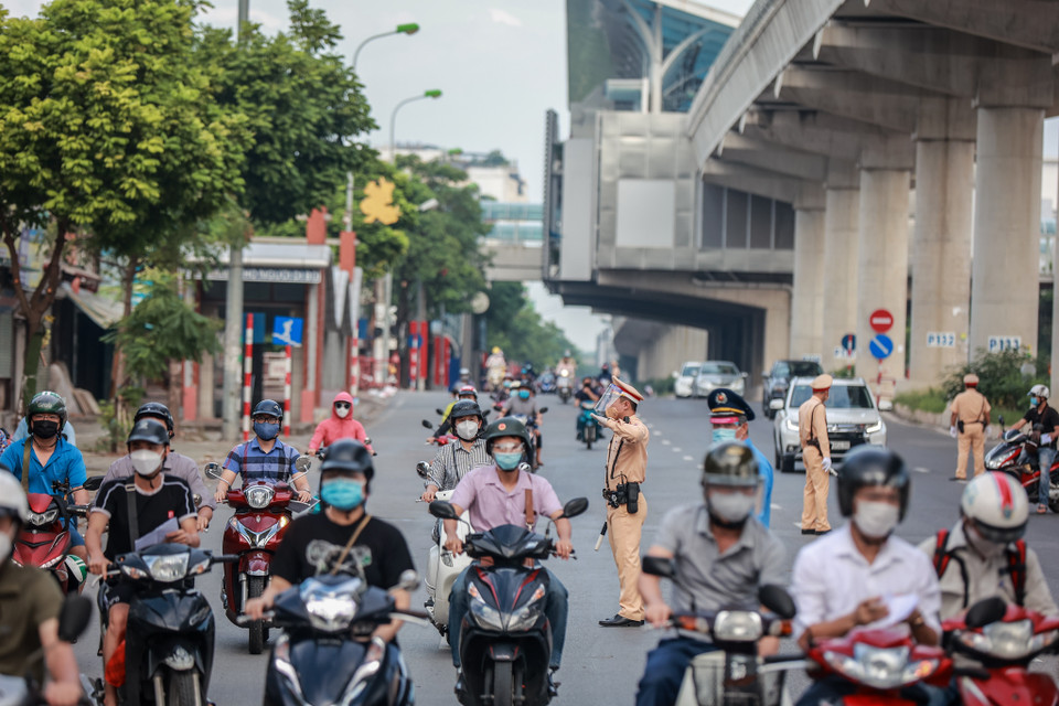 Một số người dân cho hay giấy đi đường mới được triển khai hơi gấp, gây khó khăn cho các doanh nghiệp. (Ảnh: Minh Sơn/Vietnam+)