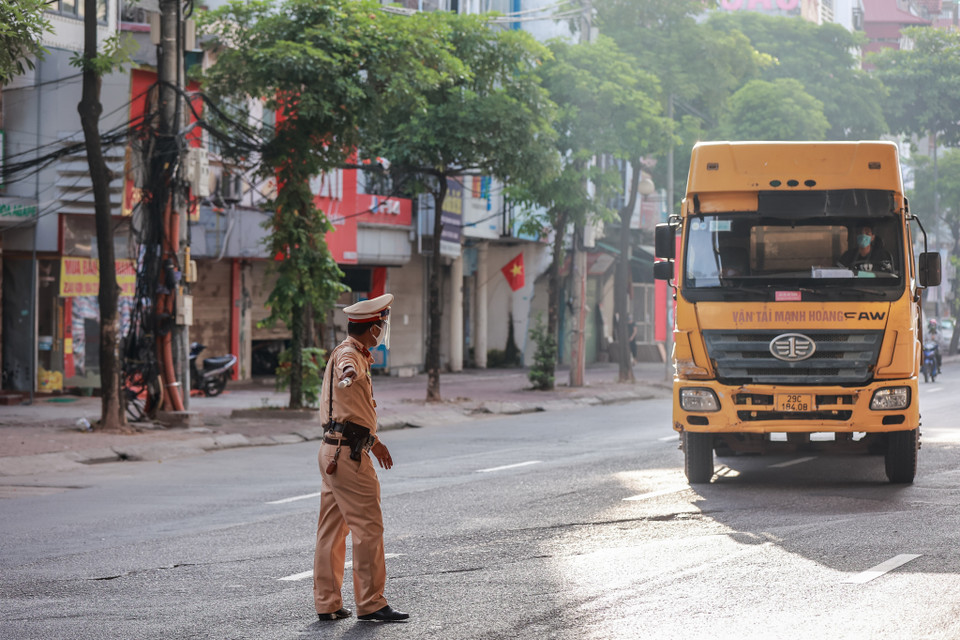 Theo thông tin ban đầu, từ ngày 8/9, các chốt kiểm soát của thành phố sẽ kiểm soát người và phương tiện ra, vào thành phố, ra vào vùng 1 theo giấy đi đường mới. (Ảnh: Minh Sơn/Vietnam+)