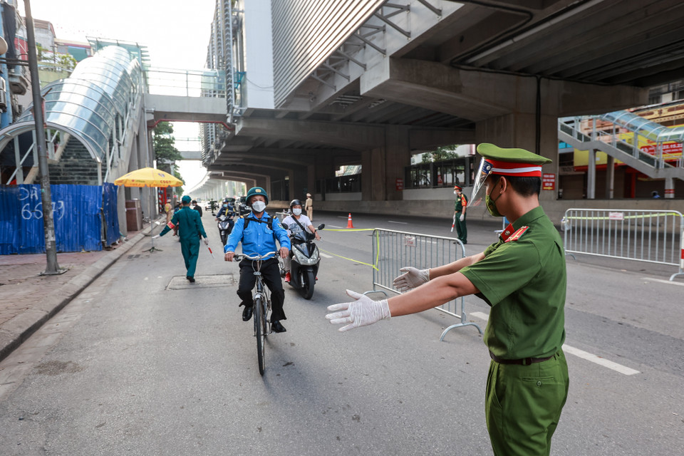 Tuy nhiên, trước mắt, thành phố vẫn cho phép tiếp tục sử dụng giấy đi đường theo mẫu cũ đã cấp cùng với giấy mới cho đến khi hoàn tất nhập dữ liệu dân cư, điều chỉnh hiệu quả thì mới nhập hai loại giấy thành một; chỉ phạt người ra đường không thuộc các trường hợp theo quy định của Chỉ thị 16. (Ảnh: Minh Sơn/Vietnam+)