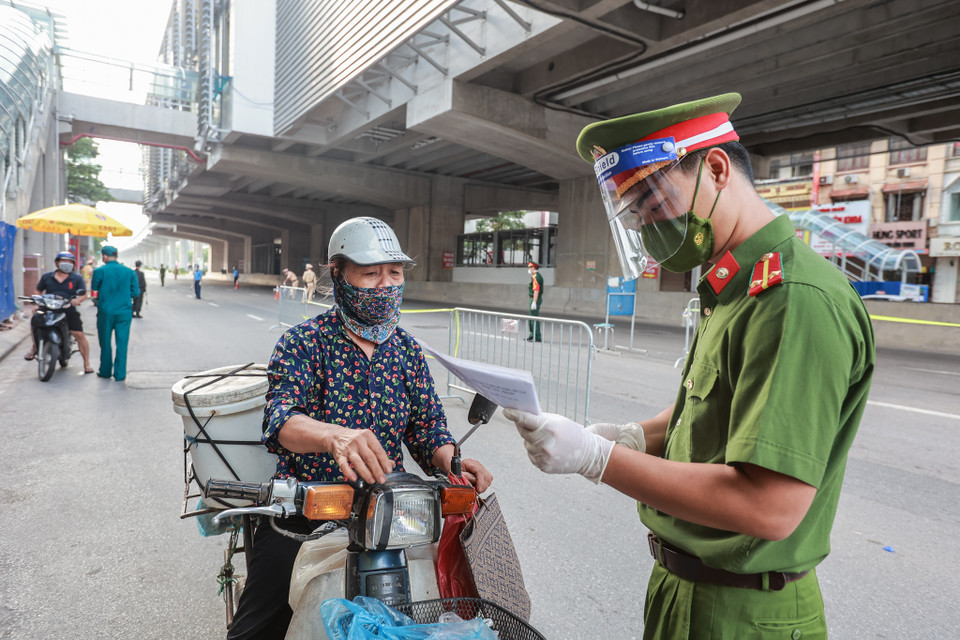 Chính vì vậy, trước mắt, người dân Thủ đô vẫn có thể sử dụng giấy đi đường mẫu cũ. (Ảnh: Minh Sơn/Vietnam+)