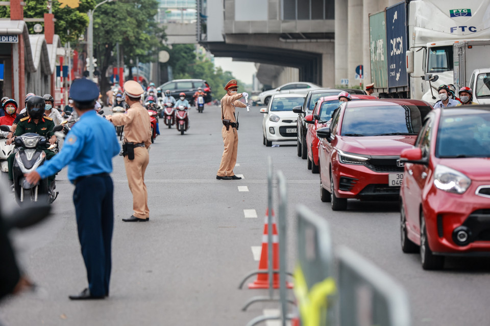 Thiếu tá Chiến cũng thông tin thêm trong ngày hôm nay, các chiến sỹ sẽ nhắc nhở người dân hạn chế ra đường khi không cần thiết. Bên cạnh đó, với những mẫu giấy đi đường sắp hết hạn, người dân sẽ được nhắc nhở cập nhật bổ sung. (Ảnh: Minh Sơn/Vietnam+)
