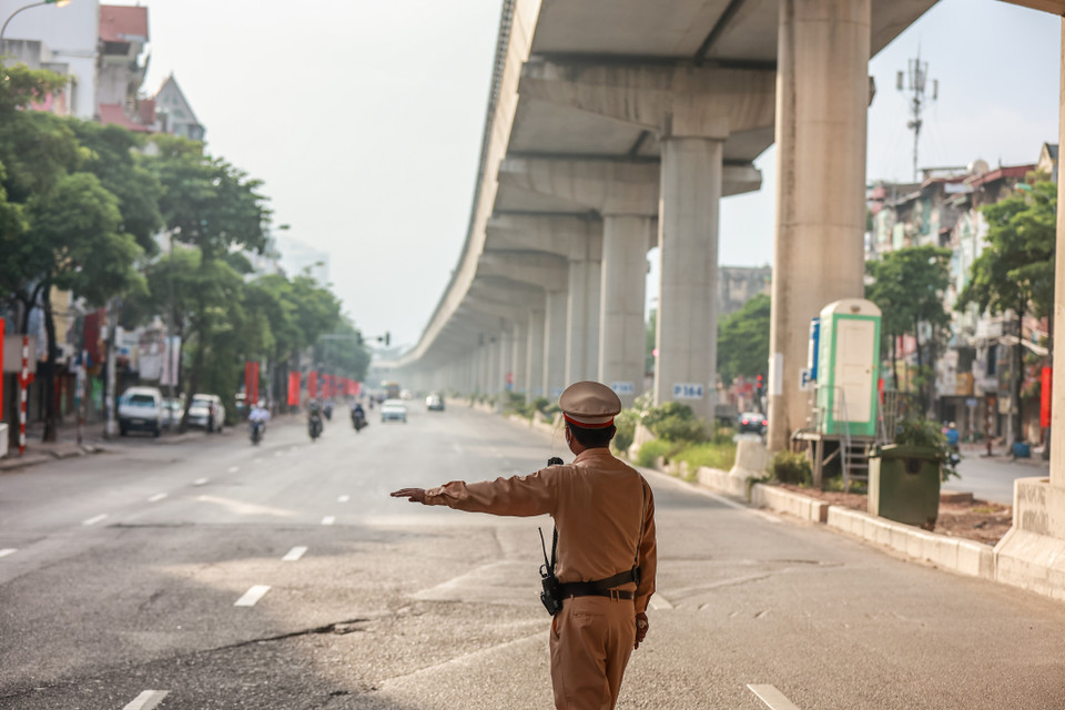 Ghi nhận tại chốt kiểm soát trên đường Cầu Diễn (Hà Nội), lực lượng chức năng đã tiến hành phân luồng, phân làn từ xa khiến giao thông không xảy ra tình trạng ùn tắc như trước. (Ảnh: Minh Sơn/Vietnam+)
