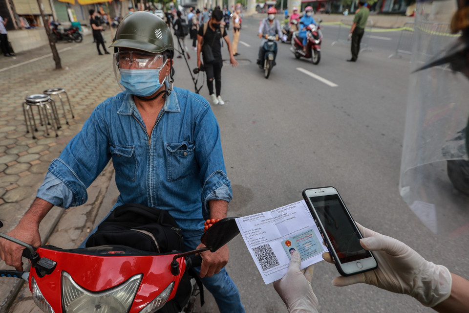Lực lượng chức năng sẽ tiến hành quét mã QR để tra soát thông tin. (Ảnh: Minh Sơn/Vietnam+)