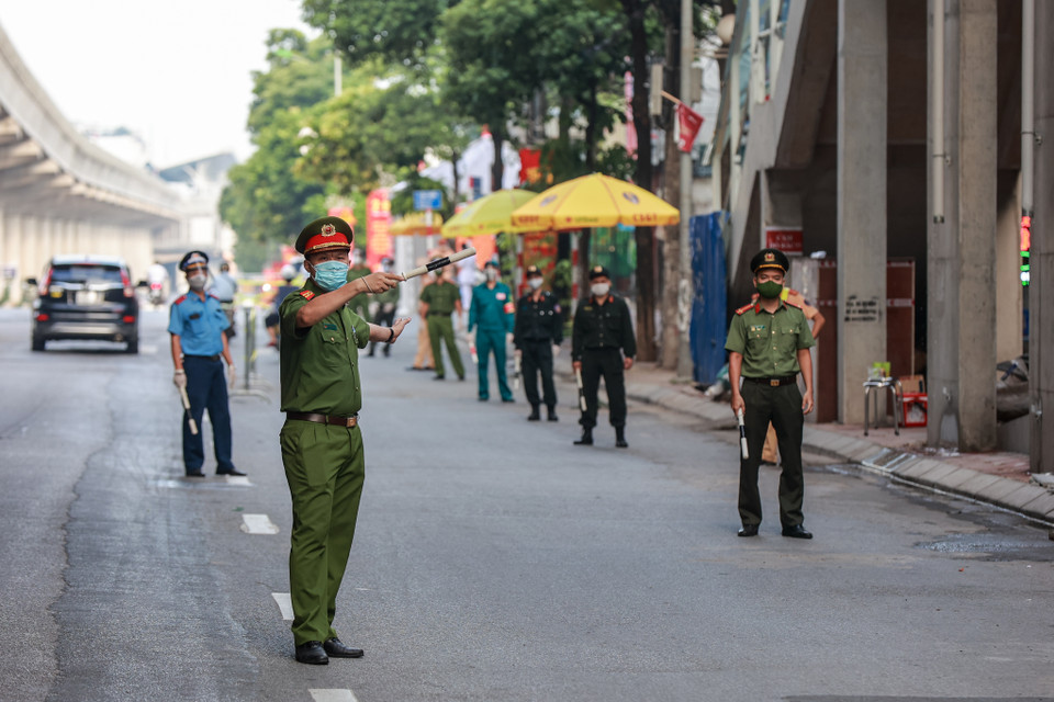 Sáng 8/9, lực lượng chức năng tại các chốt kiểm soát ra vào vùng đỏ của Hà Nội vẫn tiến hành kiểm tra gắt gao với người dân lưu thông trên đường. (Ảnh: Minh Sơn/Vietnam+) 