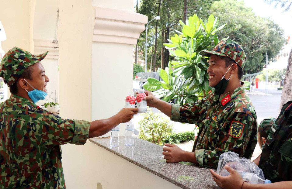 Số sản phẩm tặng Bộ Tư lệnh Thành phố nằm trong số 500 ngàn ly sữa tươi và đồ uống tốt cho sức khỏe mà Tập đoàn TH phối hợp với Ngân hàng Thương mại Cổ phần Bắc Á, thông qua Quỹ Vì Tầm Vóc Việt, trao tặng Thành phố Hồ Chí Minh. (Ảnh: PV/Vietnam+)