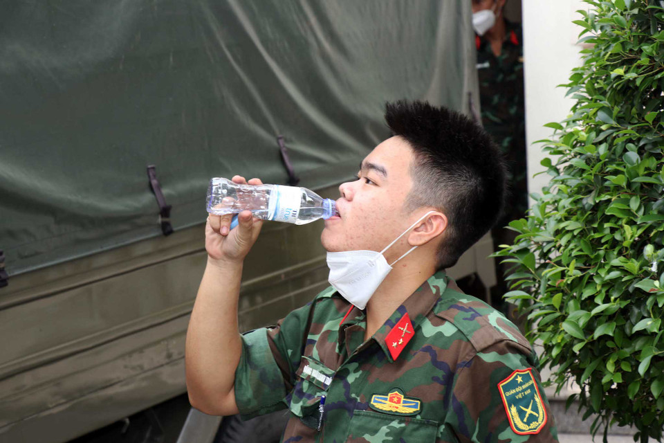 Toàn bộ sản phẩm TH được trao tặng thông qua Ủy ban Mặt trận Tổ quốc Thành phố, sau đó lực lượng quân đội sẽ thay mặt chính quyền chuyển đến người dân, đảm bảo tiêu chí 'ai ở đâu ở yên đó.' (Ảnh: PV/Vietnam+)