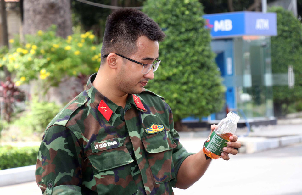 Từ các đơn vị này, sản phẩm lại tiếp tục được chuyển tới các nhóm đối tượng có nhu cầu khẩn thiết hơn về sữa, sản phẩm dinh dưỡng và nước tinh khiết đóng chai, trong đó có các bệnh viện dã chiến thu dung và điều trị COVID-19, hỗ trợ phụ nữ và trẻ em có hoàn cảnh khó khăn và đặc biệt là hỗ trợ cho các F0 điều trị tại nhà khó khăn. (Ảnh: PV/Vietnam+)