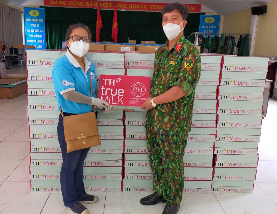 Bà Thái Hương, Tổng Giám đốc Ngân hàng Thương mại Cổ phần Bắc Á, Nhà sáng lập Tập đoàn TH, chia sẻ: 'Món quà này là sự nỗ lực của mỗi cá nhân, doanh nghiệp khi đồng hành cùng Chính phủ, quân đội đưa tới người dân, góp phần thực hiện triệt để giải pháp “Ai ở đâu ở yên đó” để chiến thắng COVID-19. Cách làm của doanh nghiệp nâng cao sự đoàn kết, góp phần đồng hành cùng nhân dân vừa thực hiện tuân thủ quy định phòng dịch, vừa tăng cường dinh dưỡng, tăng sức đề kháng cho mỗi người.' (Ảnh: PV/Vietnam+)