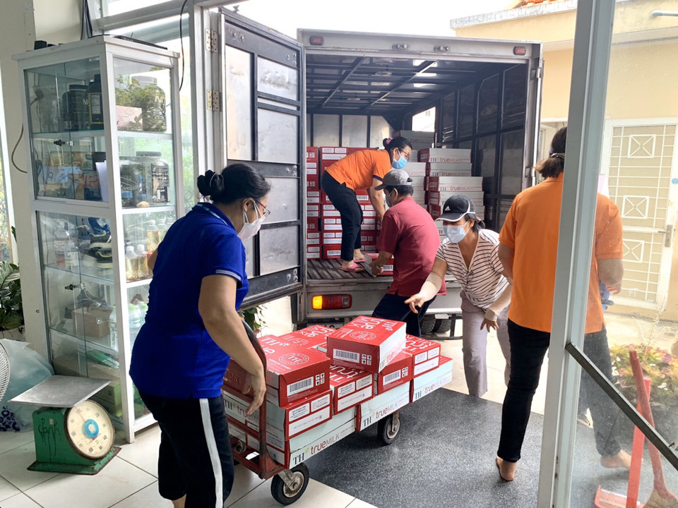 Từ tiếp sức lực lượng chống dịch và người dân bằng hàng triệu sản phẩm hoàn toàn tự nhiên, giúp tăng đề kháng, tốt cho sức khỏe, tới đóng góp vào quỹ vaccine, hỗ trợ thiết bị vật tư y tế, hỗ trợ chi phí xét nghiệm, cách ly, tặng các phần cơm tình nghĩa… phát huy tinh thần tương thân tương ái và trách nhiệm xã hội của doanh nghiệp. (Ảnh: PV/Vietnam+)
