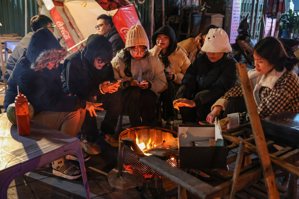 Miền Bắc đang bước vào đợt không khí có cường độ mạnh nhất từ đầu mùa đến nay khi nhiệt độ ngoài trời ban đêm thấp nhất tại Hà Nội chỉ còn ở mức 7-8 độ C. Trên nhiều tuyến phố, người lao động phải đốt lửa sưởi ấm, chăng bạt, quây kín để chống chọi cái rét thấu xương. (Ảnh: Minh Sơn/Vietnam+)