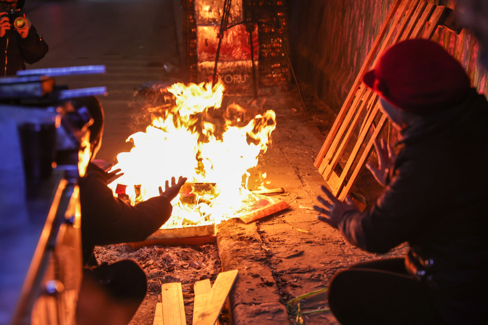 Đi quanh các con phố Hà Nội trong đêm, không khó để bắt gặp những người lao động tự do vẫn phải làm đủ các nghề khác nhau trong cái lạnh thấu xương để mưu sinh. (Ảnh: Minh Sơn/Vietnam+)