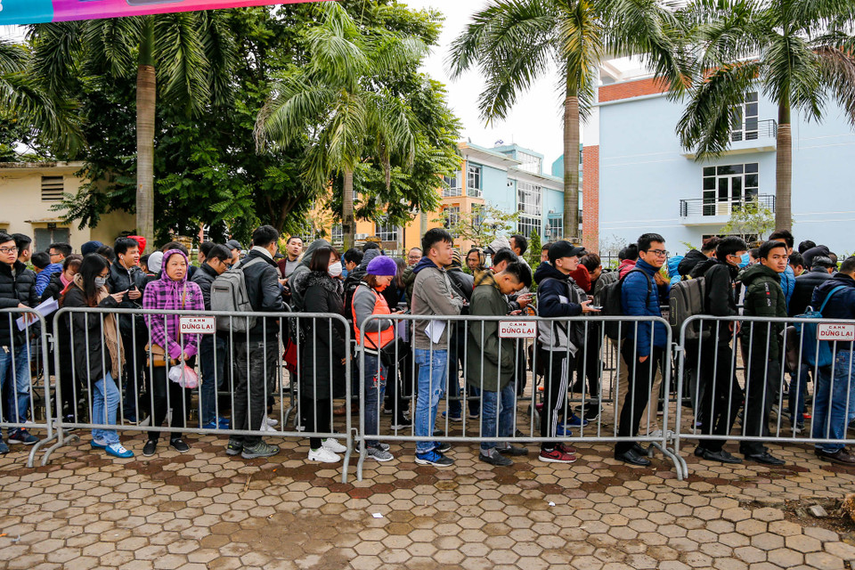 Người đến nhận vé muốn vào bên trong phải qua 3 vòng kiểm soát an ninh. (Ảnh: Minh Sơn/Vietnam+) 