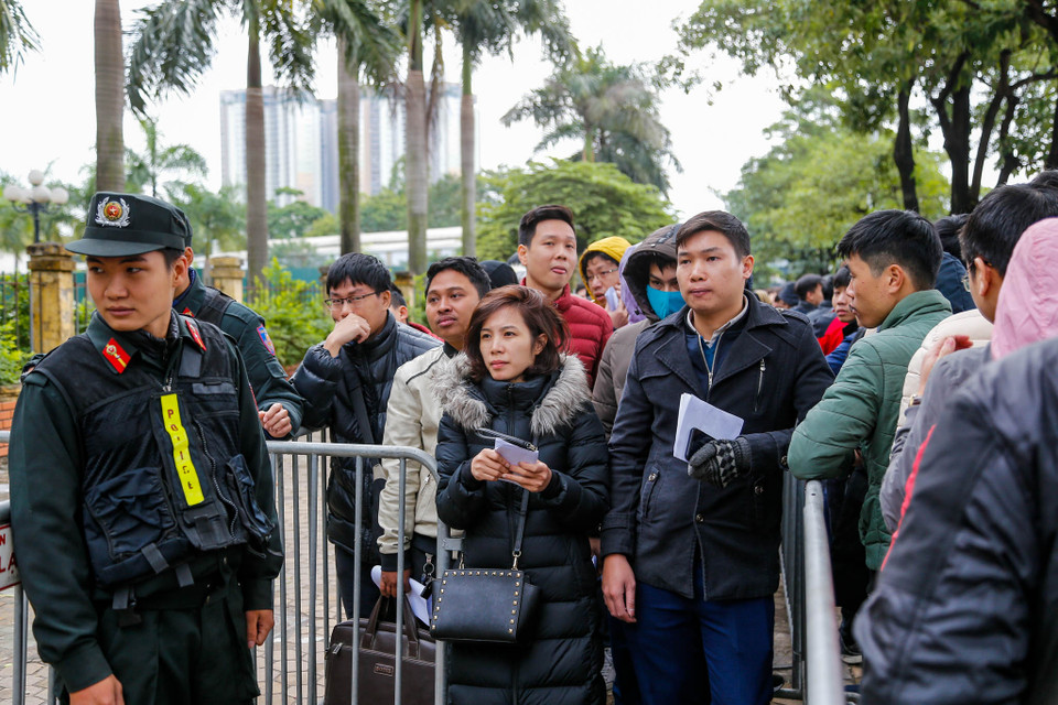 Đoàn người xếp hàng nhận vé đã không còn thấy cảnh lộn xộn, chen lấn xô đẩy như ngày đầu mở bán vé. (Ảnh: Minh Sơn/Vietnam+) 