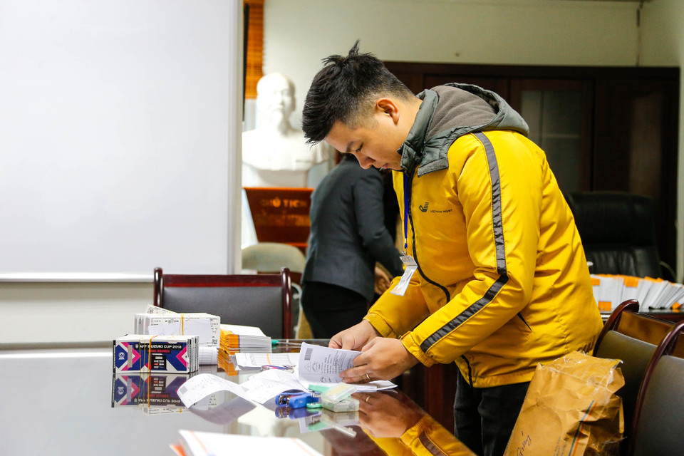 Các bưu tá sẽ nhận vé về khu vực giao hàng của mình và tiến hành kiểm đếm lần cuối. (Ảnh: Minh Sơn/Vietnam+)