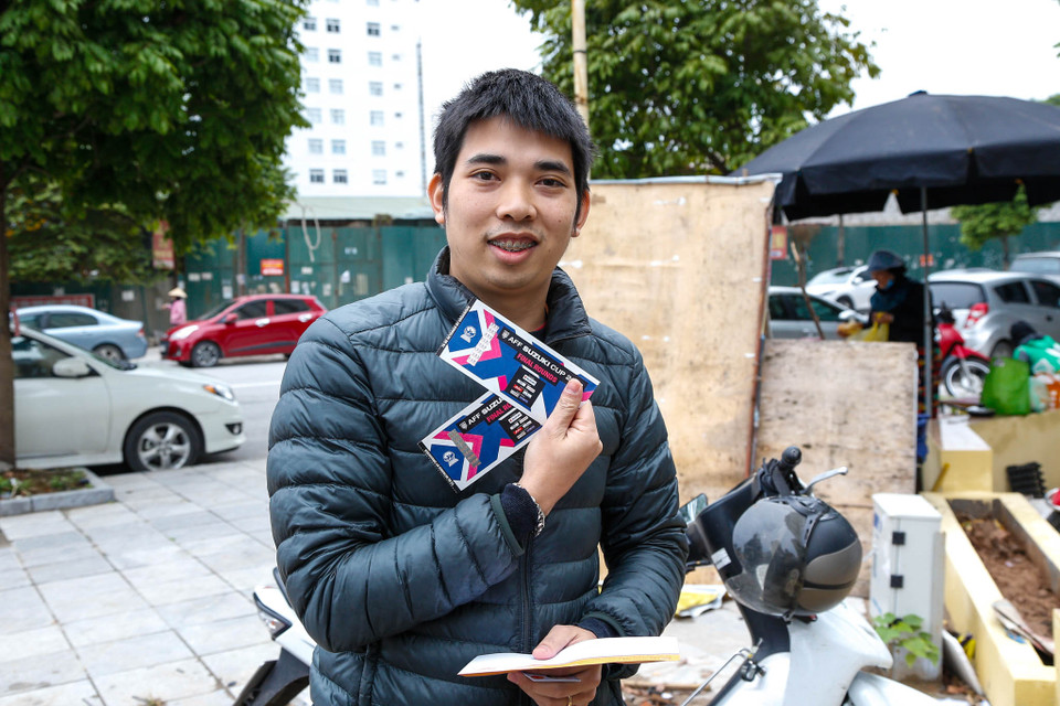 Anh Phan Thanh Giang, một người hâm mộ tỏ ra hào hứng khi được cầm trên tay tấm vé trận chung kết giữa Việt Nam và Malaysia. (Ảnh: Minh Sơn/Vietnam+)