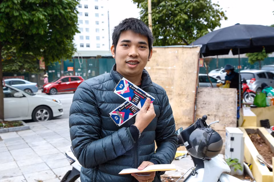 Anh Phan Thanh Giang, một người hâm mộ tỏ ra hào hứng khi được cầm trên tay tấm vé trận chung kết giữa Việt Nam và Malaysia. (Ảnh: Minh Sơn/Vietnam+)