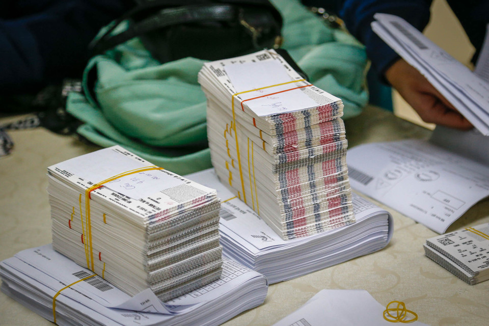 Sáng 13/12, Bưu điện Việt Nam (VietnamPost) bắt đầu chuyển phát vé trận chung kết lượt về AFF Cup 2018 giữa Việt Nam và Maylaysia tới tận địa chỉ người hâm mộ tại 12 quận nội thành của thành phố Hà Nội. (Ảnh: Minh Sơn/Vietnam+)