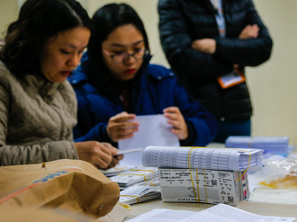 Tổng Công ty Bưu điện Việt Nam đã huy động nhân viên làm việc đến đêm để kiểm đếm và chia vé ra các khu vực. (Ảnh: Minh Sơn/Vietnam+)