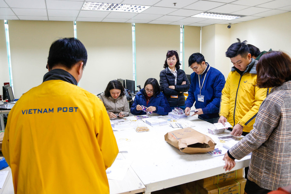 Quận Ba Đình có 460 vé; Bắc Từ Liêm: 429 vé, Cầu Giấy: 1.381 vé; Đống Đa: 1.284 vé; Hà Đông: 508 vé; Hai Bà Trưng: 658 vé; Hoàn Kiếm: 312 vé; Hoàng Mai: 612 vé; Long Biên: 215 vé; Nam Từ Liêm: 752 vé; Tây Hồ: 140 vé; Thanh Xuân: 850 vé. (Ảnh: Minh Sơn/Vietnam+)