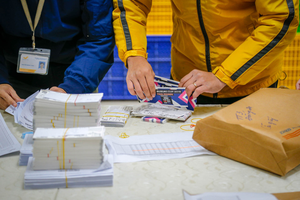Trong trận chung kết lượt về AFF Cup 2018, có 7.601 vé được đăng ký chuyển qua đường Bưu điện. (Ảnh: Minh Sơn/Vietnam+)