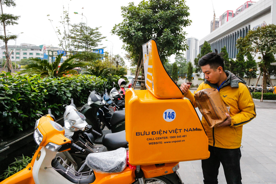 Đại diện VietnamPost cho hay, đợt giao vé lần này sẽ lớn hơn trận bán kết giữa Việt Nam và Phillipines vì mỗi người chỉ được mua 2 vé so với 4 vé đợt trước. (Ảnh: Minh Sơn/Vietnam+)