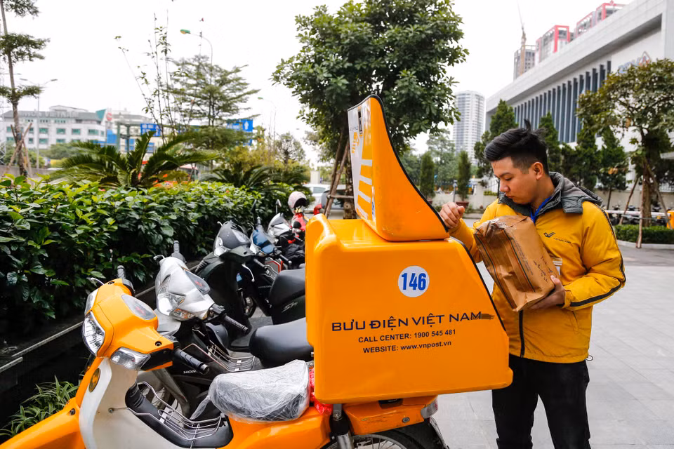 Đại diện VietnamPost cho hay, đợt giao vé lần này sẽ lớn hơn trận bán kết giữa Việt Nam và Phillipines vì mỗi người chỉ được mua 2 vé so với 4 vé đợt trước. (Ảnh: Minh Sơn/Vietnam+)