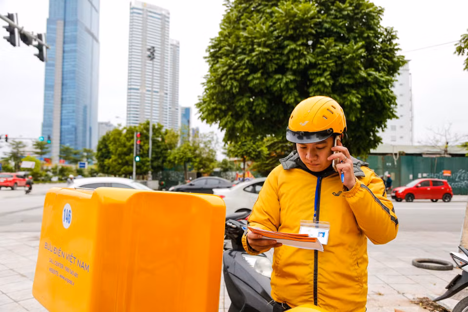 Trước khi phát vé, nhân viên Bưu điện sẽ liên hệ điện thoại với người nhận để thống nhất thời gian nhận vé. (Ảnh: Minh Sơn/Vietnam+)