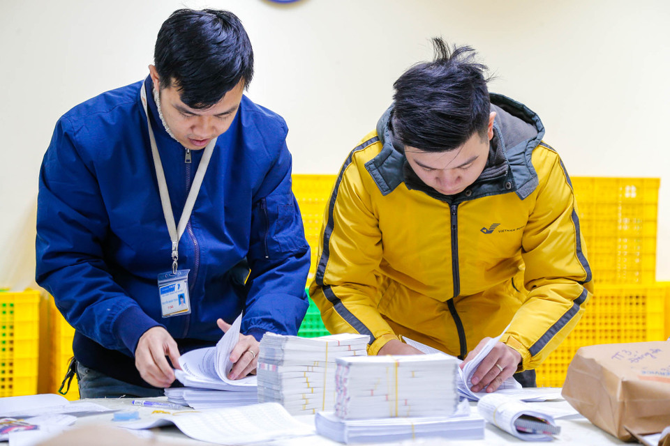 Bưu điện Việt Nam đã bố trí hơn 200 nhân viên, bưu tá thực hiện việc chuyển phát vé tới tận địa chỉ khách hàng đăng ký. (Ảnh: Minh Sơn/Vietnam+)